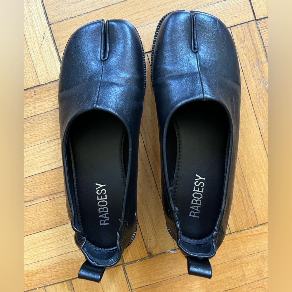 RABOESY Black Tabi Flats